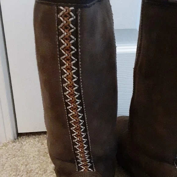 UGG Brown Winter Boots with Patterned Stitching - Picture 3 of 10